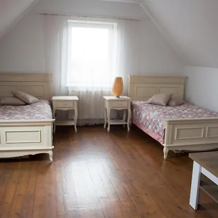 Spacious And Cozy Near The Forest شقة